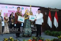 Wakil Bupati Lamongan Abdul Rouf saat memberikan hadiah kepada pemenang Duta genre (Dok Pemkab Lamongan for RB)