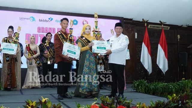 Wakil Bupati Lamongan Abdul Rouf saat memberikan hadiah kepada pemenang Duta genre (Dok Pemkab Lamongan for RB)