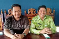 Camat Padang, Kabupaten Lumajang, Jamak Nurwanto, bersama Kepala Desa Babakan, Kecamatan Padang, Kabupaten Lumajang Jawa Timur, ketika diwawancarai Seusai kegiatan sosialisasi IKD, di balai Desa Babakan, Kamis (2/3/2023). (Dok Riyaman/Radarbangsa.co.id).