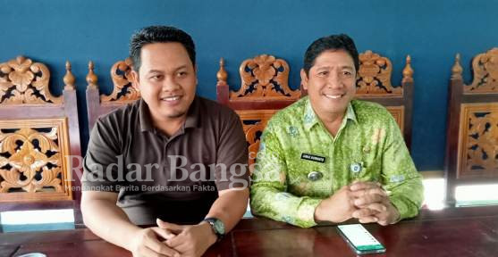 Camat Padang, Kabupaten Lumajang, Jamak Nurwanto, bersama Kepala Desa Babakan, Kecamatan Padang, Kabupaten Lumajang Jawa Timur, ketika diwawancarai Seusai kegiatan sosialisasi IKD, di balai Desa Babakan, Kamis (2/3/2023). (Dok Riyaman/Radarbangsa.co.id).