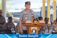 Kabaharkam Mabes Polri Komjen Pol Dr. Arief Sulistyanto M.Si, saat Memimpin Apel Besar di Alun Alun Lumajang, Senin (20/3). (Dok Humas Polres Lumajang, for Riyaman).