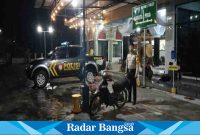 Polsek Tekung Polres Lumajang, ketika melakukan pengamanan Ibadah Sholat Tarawih di Masjid Al Hilal Desa Tekung Kecamatan Tekung, (27/3) (Dok Humas Polres Lumajang, for Riyaman).