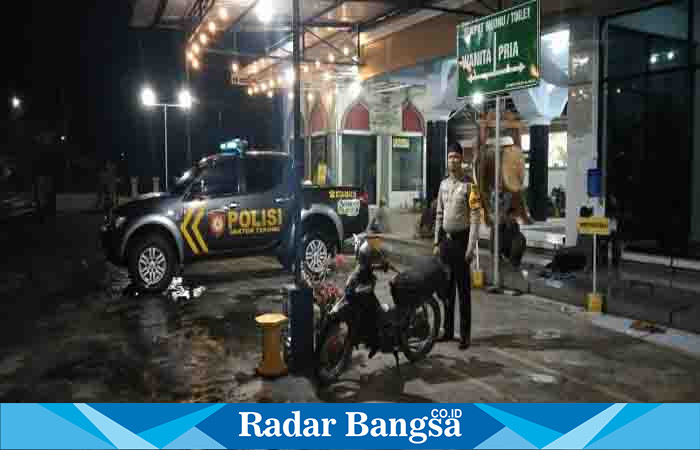 Polsek Tekung Polres Lumajang, ketika melakukan pengamanan Ibadah Sholat Tarawih di Masjid Al Hilal Desa Tekung Kecamatan Tekung, (27/3) (Dok Humas Polres Lumajang, for Riyaman).