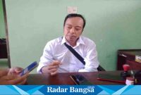 PLT Kepala Desa Sumberanyar, Mohammad Muzakki, ketika dikonfirmasi Radarbangsa.co.id di kantor Desanya, Rabu (29/3/2023). (Dok Riyaman/Radarbangsa.co.id)