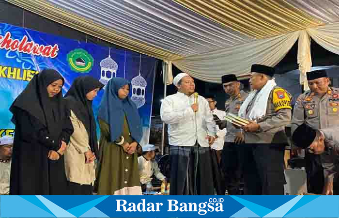 Gus Naufal saat bertemu dengan jajaran Polres Lumajang di kediamannya, Pondok Pesantren Bustanul Ulum, Desa Krai Yosowilangun, Selasa (29/03/2023). (Dok Humas Polres Lumajang, for Riyaman)