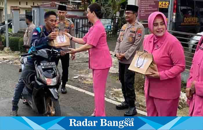 Ketua Bhayangkari Cabang Lumajang  NY. Dina Oktavia didampingi Wakil Ketua Bhayangkari Cabang Lumajang beserta pengurus, ketika turun langsung membagikan takjil gratis kepada para pengendara yang melintas di depan Mapolsek Gucialit, Rabu (29/3/2023). (Dok Humas Polres Lumajang, for Riyaman)