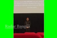 Bupati Lumajang, Thoriqul Haq, saat memberikan sambutan, di acara rilis penayangan Film Dokumenter berjudul 'Usap Pilu Semeru' di gedung bioskop Mopic Cinema, Plaza Lumajang, Selasa (7/3/2023). (Dok Riyaman/Radarbangsa.co.id).