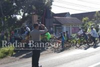 Personil Polsek Tekung Polres Lumajang Jawa Timur melaksanakan pengamanan kegiatan pawai sepeda hias, Minggu (12/3). (Dok Humas Polres lumajang, for Riyaman)