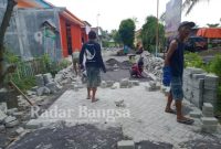 Pemdes Jatiroto laksanakan pembangunan infrastruktur jalan Bumdesa (jalan usaha milik desa) di Dusun Krajan, Senin (13/3). (Dok Riyaman/Radarbangsa.co.id).