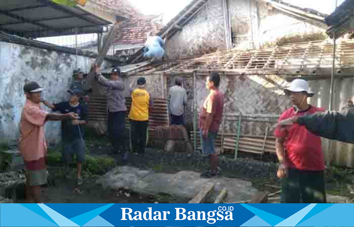 TNI - Polri melaksanakan kegiatan bhakti sosial bedah rumah tidak layak huni milik ibu Luluk, di Desa Tempeh Tengah, Kecamatan Tempeh, kabupaten Lumajang, Jawa Timur, Rabu (15/3/2023). (Dok Humas Polres Lumajang, for Riyaman).