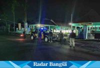  Anggota Polsek Pasrujambe, saat melaksanakan patroli gabungan bersama Satgas Keamanan Desa (SKD) Karanganom, Sabtu (18/3) kemarin malam. (Dok Humas Polres Lumajang, for Riyaman).