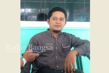 Kepala Desa Karanganom, Fathur Rozi, S.Psi, ketika dikonfirmasi di kantor Desanya, Selasa (28/2). (Dok Riyaman/Radarbangsa.co.id)