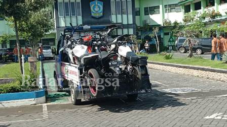 Pelaksanaan pernertiban knalpot brong di SMK Negeri 1 Lumajang, Kamis (2/3/2023). (Dok Humas Polres Lumajang, for Riyaman).