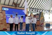  Wakil Ketua SMSI Jatim menyerahkan SK dan pataka kepada Ketua SMSI Magetan. (Dok foto SMSI for RadarBangsa,co.id)