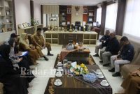 Benny Utama didatangi pantarlih Nagari Pauah, untuk pencoklitan daftar pemilih Pemilu serentak Tahun 2024 (foto : Anafiah)