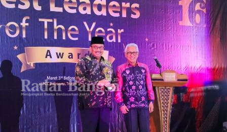  Bupati Pasaman H. Benny Utama didapuk sebagai 'Best Leader Of The Year Award' Ranah Minang bersama 15 Tokoh Sumatera Barat (Dok foto Pemkab Pasaman for Anafiah/RadarBangsa.co.id)