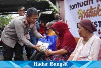 Kapolrest berpatroli sambil berbagi ,Kamis (30/3) Di Desa Kali ampo Kec Candi (Foto: Rino Tutuko )
