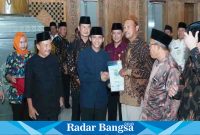  Wakil Mentri (ATR/BPN) Raja Juli Antoni di dampingi Bupati Lamongan Yuhronur Efendi dan Kepala Kantor Wilayah Badan Pertanahan Nasional Provinsi Jawa Timur Jonahar menyerahkan secara simbolik 10 sertifikat tanah wakaf, di Masjid Al Mubarok Drajat Paciran, Kamis (30/3) (Dok Pemkab Lamongan)