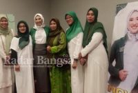 Nova Erin bersama para tim yang setia ,jumat (3/3)  di Fave hotel (Foto ; Rino Tutuko)