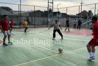 Kegiatan futsal Humas Polresta Sidoarjo dengan jurnalis di Sidoarjo.