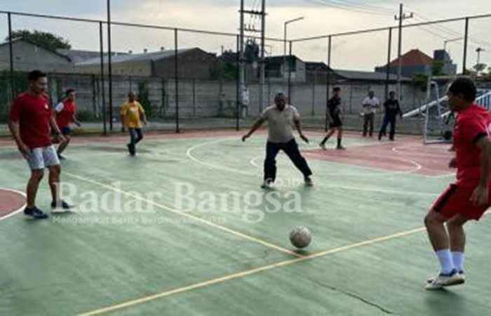 Kegiatan futsal Humas Polresta Sidoarjo dengan jurnalis di Sidoarjo.