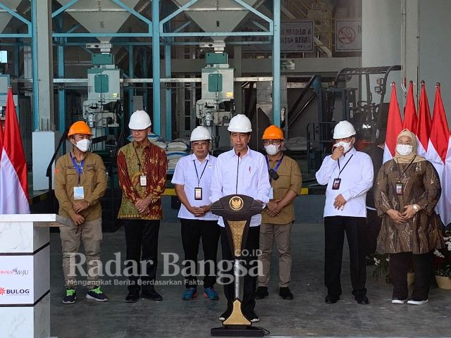  Presiden Jokowi saat meresmikan pabrik penggilingan padi modern atau Modern Rice Miiling Plant (MRMP) di kelurahan Karangmalang Kecamatan Masaran Sragen siang ini pukul 09.15 WIB, hingga berlangsung lancar, pada Sabtu (11/03/2023). (Dok Humas Polda Jateng  for OKI/RadarBangsa.co.id)