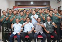 Peserta jurnalis dan PWI poto bersama ,Kamis (9/3) di Korem Surabaya(Foto : Radar Bangsa )