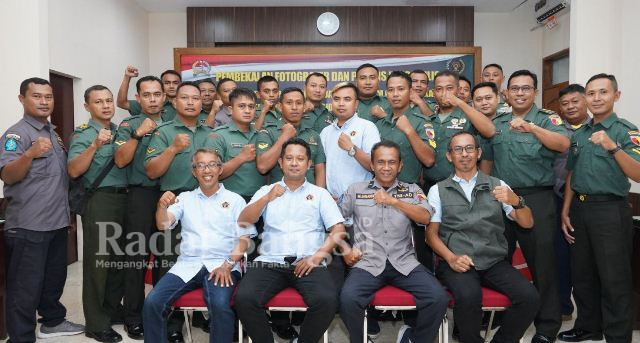 Peserta jurnalis dan PWI poto bersama ,Kamis (9/3) di Korem Surabaya(Foto : Radar Bangsa )