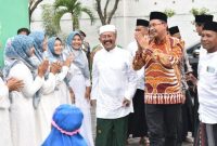 Bupati bersama perangkat kepala  Desa Dan perangkat mengunjungi makam wali alloh Desa Siwalan Panji ,Kamis (9/3) di Desa Siwalan Panji ( Foto ; Rino Tutuko )