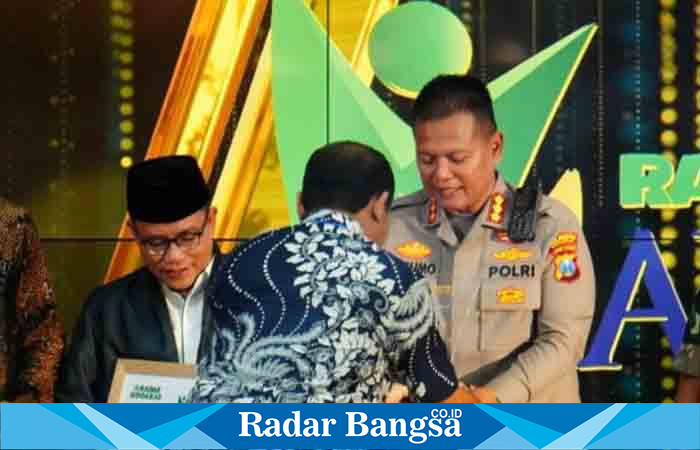 Kapolresta terimah penghargaan toko paling responsif ,Rabu (15/3) Di pendopo Sidoarjo (Foto : Rino Tutuko )