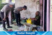 Kapolsek Wonoayu peduli lensia ,Kamis (16/3) di  Desa Semambung (Foto : Rino Tutuko )