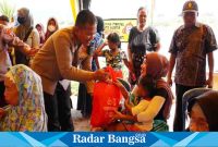  Kapolresta Sidoarjo Komisaris Besar Polisi Kusumo Wahyu Bintoro lakukan bakti sosial di Krembung ,Kamais (16/3) (Foto : Rino Tutuko )