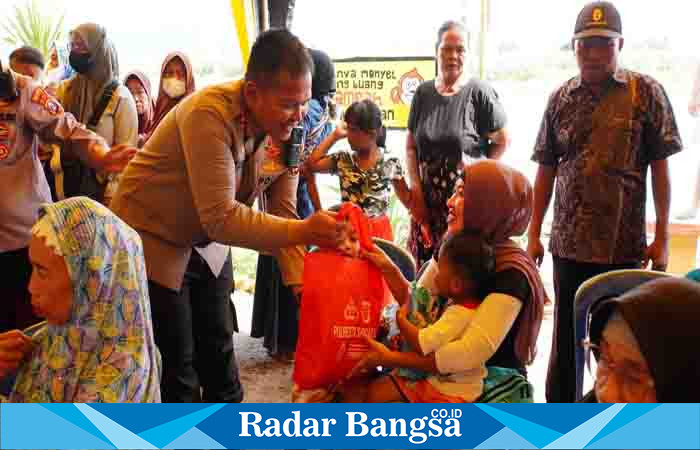  Kapolresta Sidoarjo Komisaris Besar Polisi Kusumo Wahyu Bintoro lakukan bakti sosial di Krembung ,Kamais (16/3) (Foto : Rino Tutuko )