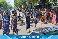 Penertipan pasar larangan ricu,Rabu (22/3) di Pasar larangan sidoarjo (Foto: Rino Tutuko )