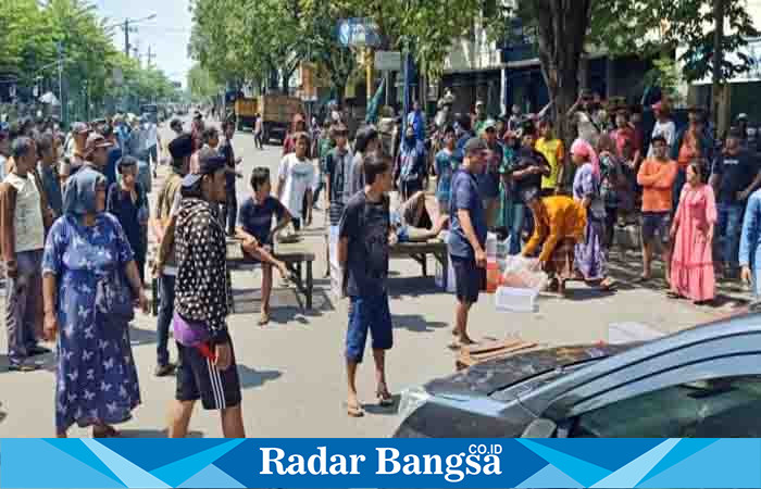 Penertipan pasar larangan ricu,Rabu (22/3) di Pasar larangan sidoarjo (Foto: Rino Tutuko )