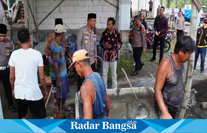 Polresta kerja bakti bersama di masjid Baitussalam Wonoayu ,Jumat (24/3) (Foto: Rino Tutuko )