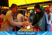 Kapolresta bagi takjil di Taman pinang Sidoarjo ,Jumat (24/3) (Foto: Rino Tutuko )