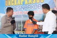 Kapolreta dan kasatnarkoba mengomfermasi tersangka Narkoba,senin (27/3) di Polresta Sidoarjo (Foto : Rino Tutuko )