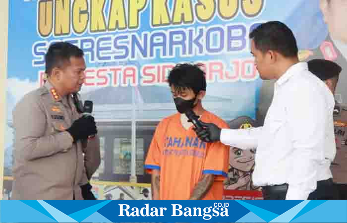 Kapolreta dan kasatnarkoba mengomfermasi tersangka Narkoba,senin (27/3) di Polresta Sidoarjo (Foto : Rino Tutuko )