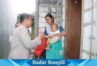 Polresta beri bantuaan kewarga Damarsi ,Selasa (28/2) (Foto. Rino Tutuko )