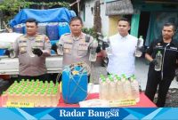 Kapolresta menunjukan tangkapan miras ,di desa sugiwaras (Selasa 28/3) (Foto : Rino Tutuko )