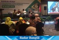 Kanwil BPN Jawa Timur menggelar bersama Anggota Komisi H.Rahmat Muhajirin SH anggota Komisi II DPR RI dari Fraksi Gerindra,sosialisasi Program strategis Kementrian ATR/ BPN yakni PTSL di Aston Hotel, Selasa (28/3/2023). (Dok foto Rino/RadarBangsa.co.id)