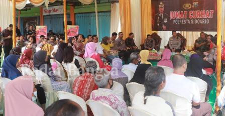 Jumat curhat bersama polresta sidoarjo di pasar tarik,Jumat (3/3) (Foto : Rino Tutuko )