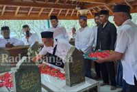 Suasana di lokasi makam,Kamis (2/3) di Sumorame Candi (Foto : Radarbangsa )