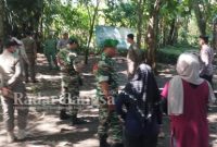 Pasukan gabungan TNI Polri amankan sabung ayam,jum at (3/3) di Balongbendo (Foto : Rino Tutuko )