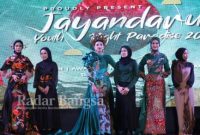 Kiri ke kanan: Sofiah Rahma Al-Barra Istri Wakil Bupati Mojokerto, Rini Indriyani Eri Cahyadi Istri Wali Kota Surabaya, Nurul Haromaini Fandi Akhmad Yani (Ning Nurul) Istri Bupati Gresik,Sabtu (4/3) di Alun Alun Sidoarjo (Foto : Radarbangsa .co id)