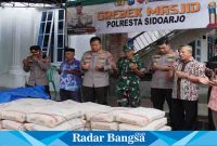Polresta serahkan batuan semen kemasjid  dan mushola wilayah sidoarjo dalam bulan ramadan ,Kamis (30/3) (Foto: Rino Tutuko )