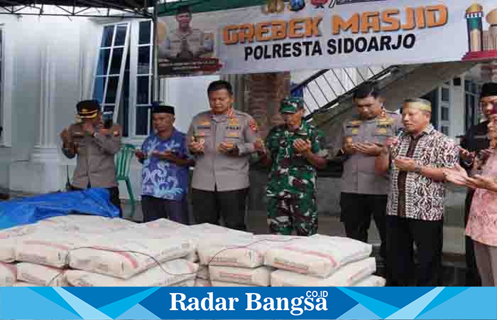 Polresta serahkan batuan semen kemasjid  dan mushola wilayah sidoarjo dalam bulan ramadan ,Kamis (30/3) (Foto: Rino Tutuko )