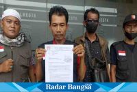 Para pedagang sedang menunjukan bukti laporanya ,Kamis (30/3) di Polresta Sidoarjo (Foto : Rino Tutuko)