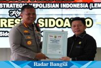 Kapolresta Sidoarjo menerima penghargaan dalam peningkatan pelayanan,Rabu (15/3) di malporltesta Sidoarjo (Foto : Rino Tutuko)